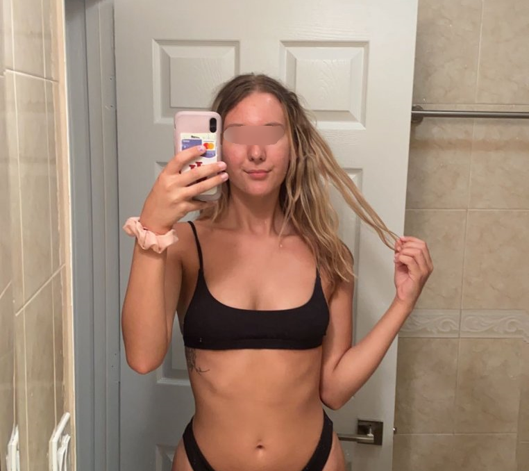 Exposed slut is ready to make you cum with her ass